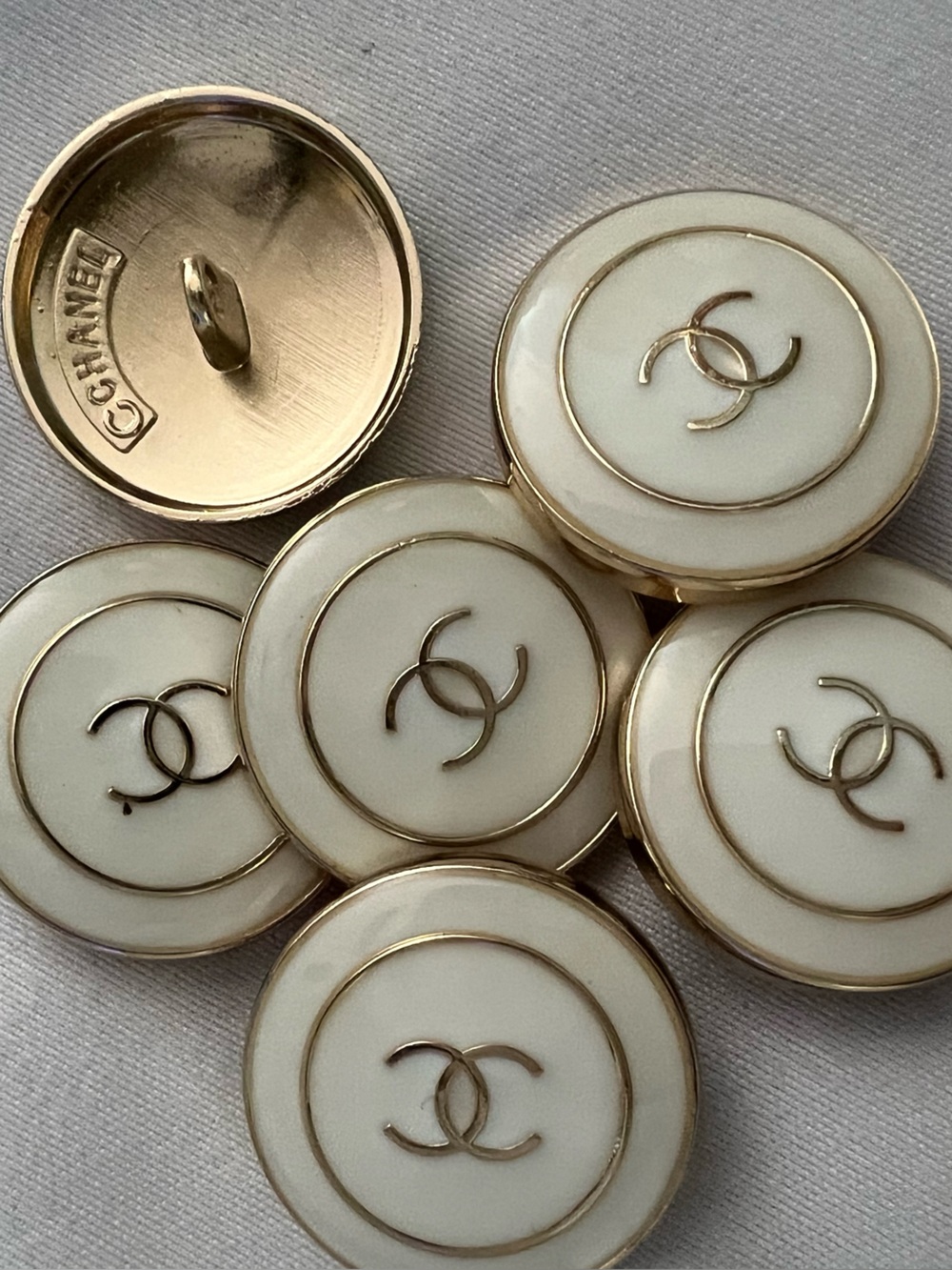 🤩Set of 6-25mm/Gloss Enamel inCreamWhite/ChampagneGold-tone/Metal/Shanked/stamp